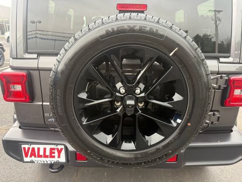 Used 2025 Jeep Wrangler Unlimited Sahara AWD/4WD image 39