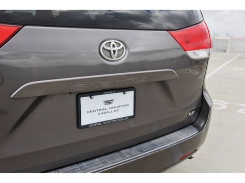 Used 2012 Toyota Sienna LE image 25