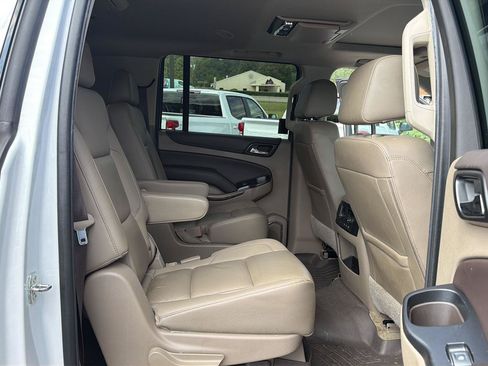 Used 2019 Chevrolet Suburban LT RWD image 16