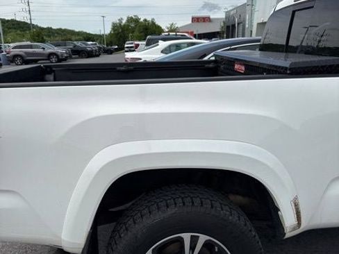 Used 2017 Toyota Tacoma TRD Sport w/ Tow Package AWD/4WD image 16
