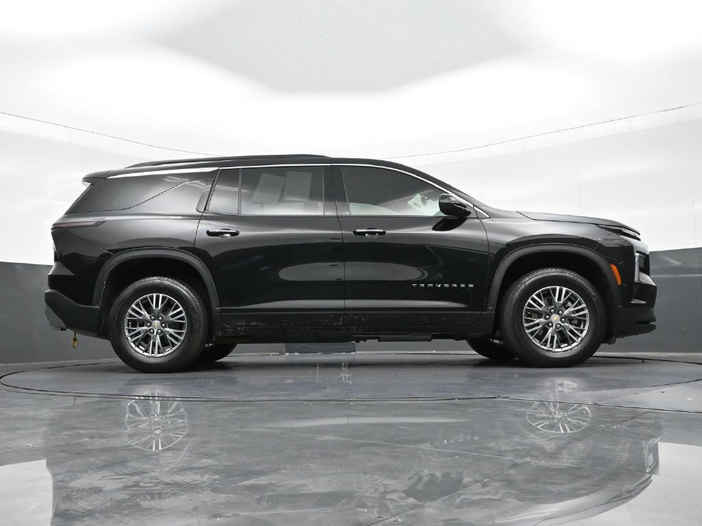 Used 2025 Chevrolet Traverse LT FWD image 30
