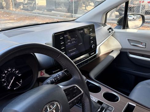Used 2024 Toyota Sienna XLE image 34