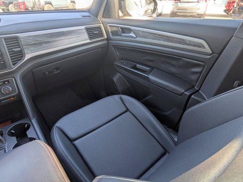 Used 2020 Volkswagen Atlas Cross Sport SE w/ Panoramic Sunroof Package FWD image 17