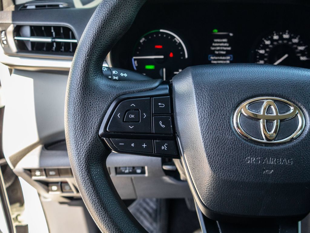 Used 2024 Toyota Sienna LE w/ LE Plus Package FWD image 32