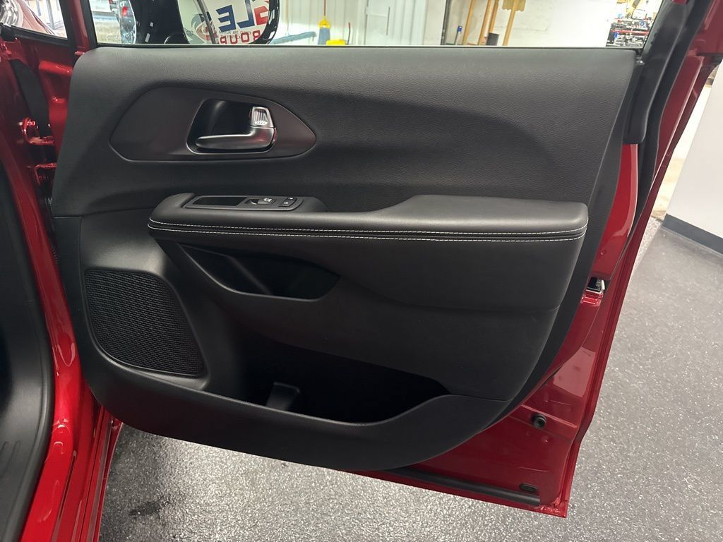New 2026 Chrysler Pacifica Select AWD/4WD image 36