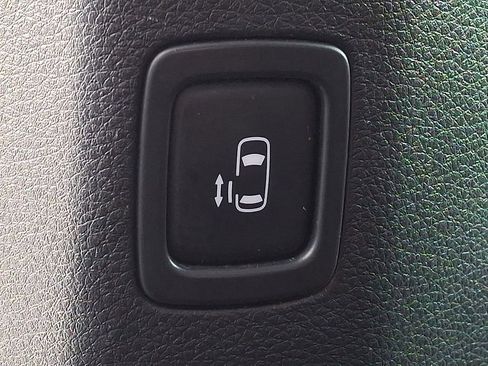 Used 2023 Kia Carnival EX FWD image 13