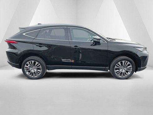 Used 2022 Toyota Venza XLE image 8