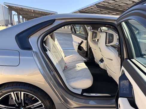 Used 2023 BMW i7 xDrive60 w/ Parking Assistance Package AWD/4WD image 20