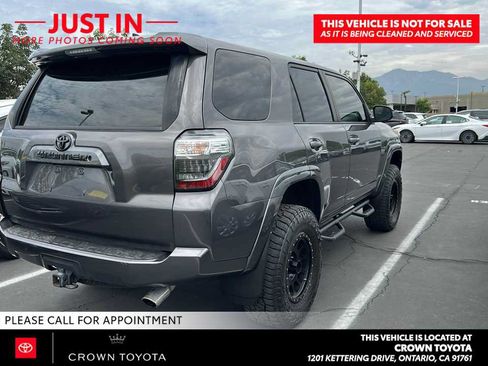 Used 2017 Toyota 4Runner SR5 AWD/4WD image 2