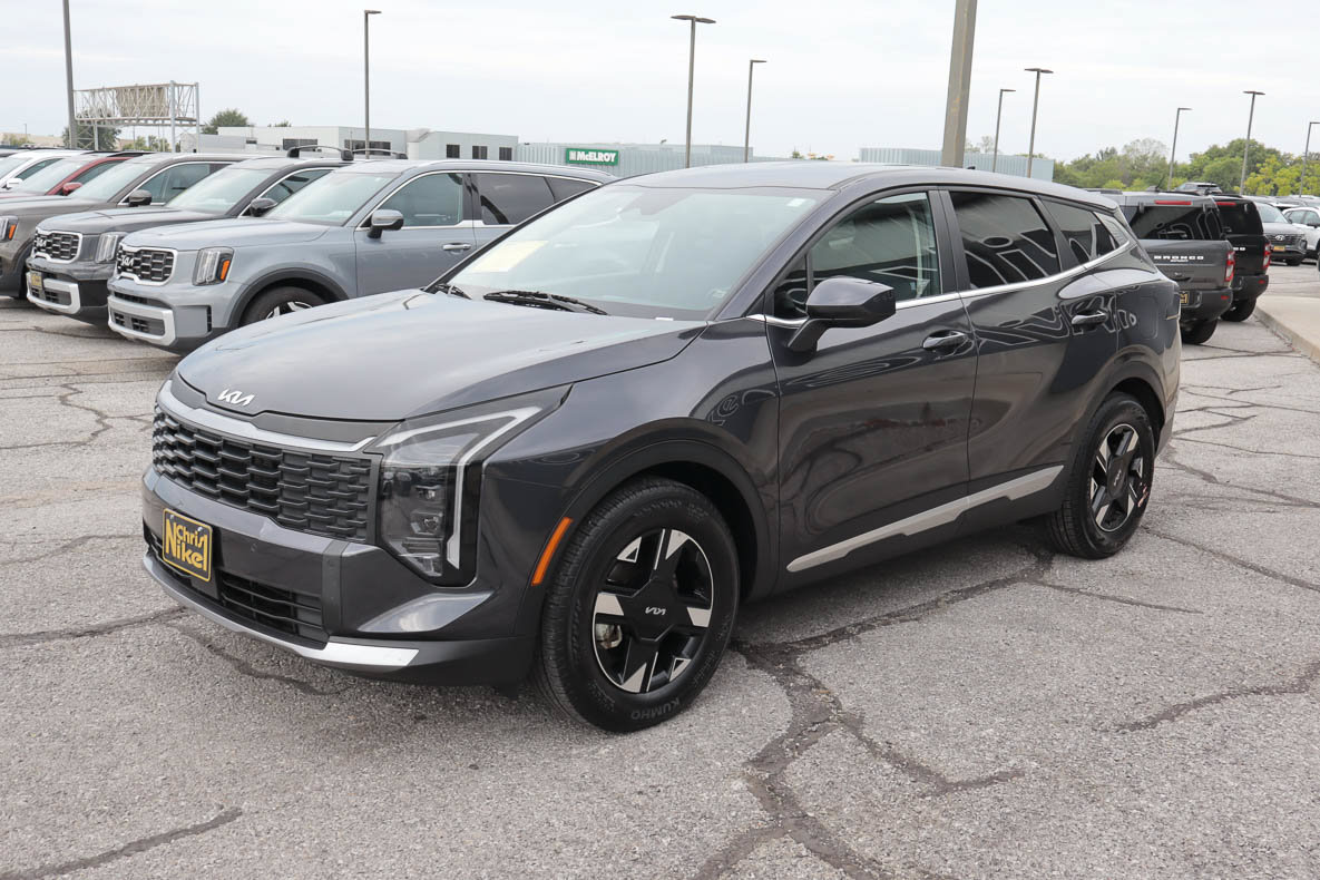 Used 2026 Kia Sportage LX FWD image 3