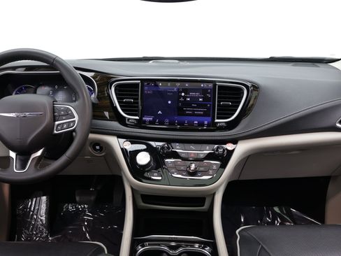 Used 2023 Chrysler Pacifica Limited FWD image 33