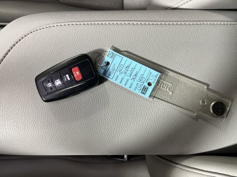 Used 2022 Toyota Camry XSE FWD image 23