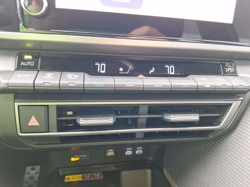 Used 2025 Toyota Camry SE image 27