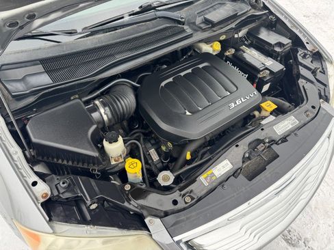 Used 2013 Chrysler Town & Country Limited image 26