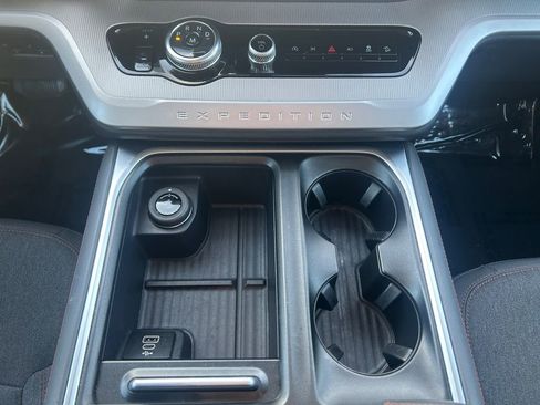 Used 2025 Ford Expedition Active image 12