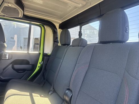 Certified 2025 Jeep Gladiator Rubicon w/ Convenience Group image 33