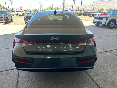 Used 2024 Hyundai Elantra SEL w/ Convenience Package FWD image 3
