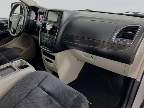 Used 2014 Chrysler Town & Country Touring w/ Driver Convenience Group image 31