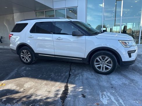 Used 2018 Ford Explorer XLT image 2
