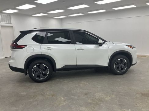 Used 2024 Nissan Rogue SV w/ SV Premium Package FWD image 7