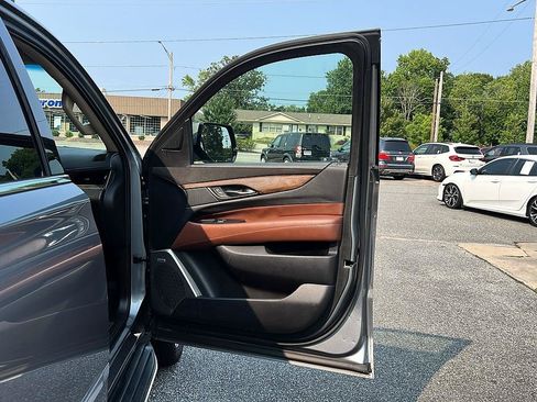 Used 2019 Cadillac Escalade ESV Luxury AWD/4WD image 37