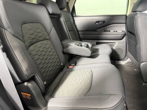 Used 2025 Nissan Pathfinder SV FWD image 30