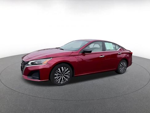 Used 2025 Nissan Altima 2.5 SV FWD image 8