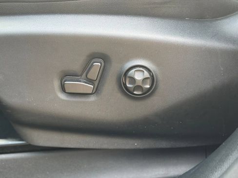 Certified 2025 Chrysler Pacifica Limited FWD image 24