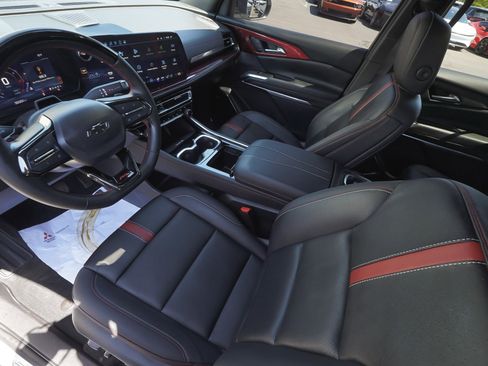 Used 2024 Chevrolet Traverse RS FWD image 13