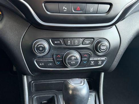 Used 2021 Jeep Cherokee Latitude Lux w/ Comfort/Convenience Group image 12