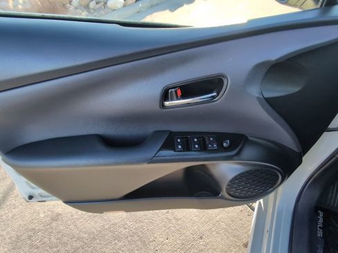 Used 2017 Toyota Prius Prime Premium image 10