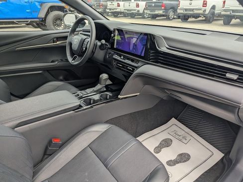 Used 2025 Toyota Camry LE image 9