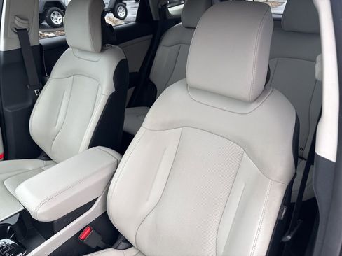 Used 2025 Kia Sportage EX image 12