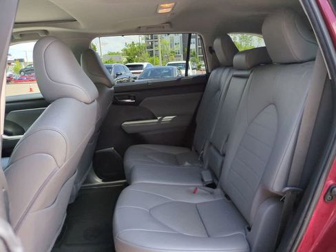 Used 2023 Toyota Highlander XLE FWD image 14