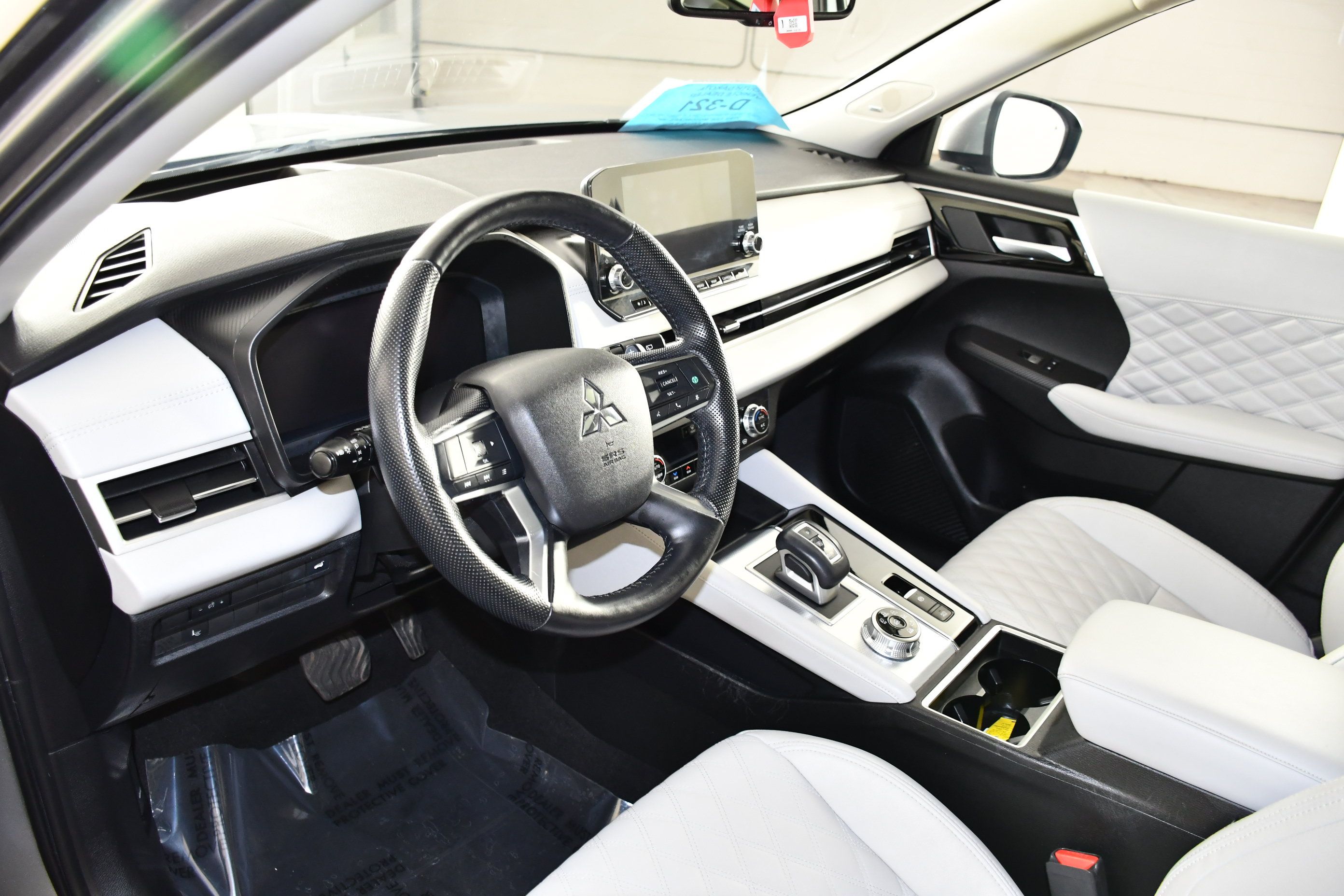 Used 2024 Mitsubishi Outlander SEL AWD/4WD image 2