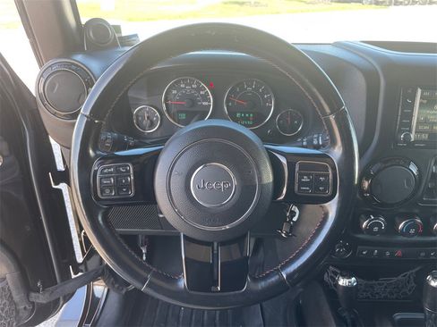 Used 2012 Jeep Wrangler Unlimited Sahara image 26