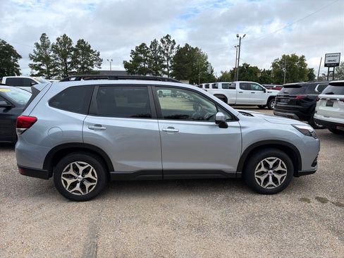 Used 2023 Subaru Forester Premium AWD/4WD image 6