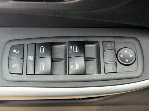 Used 2018 Jeep Cherokee Latitude Plus w/ Comfort/Convenience Group FWD image 12