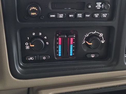 Used 2004 Chevrolet Suburban LS image 19