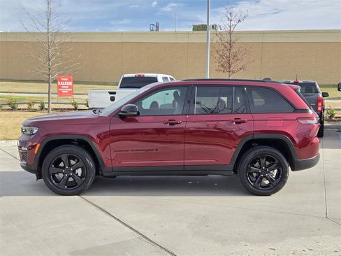 Used 2025 Jeep Grand Cherokee Limited w/ Black Appearance Package image 3