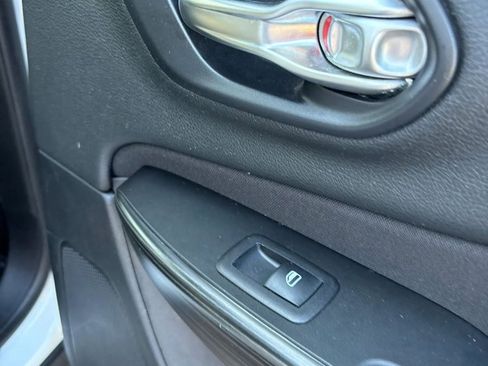 Used 2014 Jeep Cherokee Latitude w/ Cold Weather Group AWD/4WD image 50