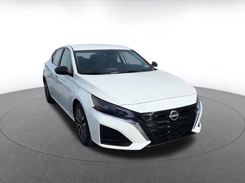 Used 2025 Nissan Altima 2.5 SV image 3