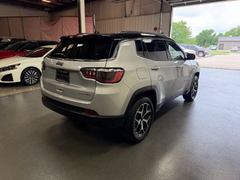 Used 2025 Jeep Compass Limited AWD/4WD image 4