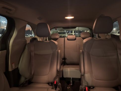 Used 2021 Toyota Sienna XLE image 8