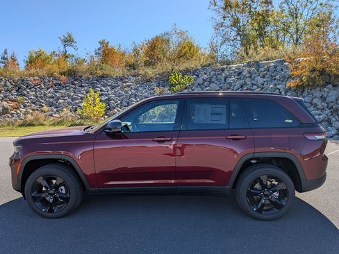 New 2025 Jeep Grand Cherokee Altitude image 8