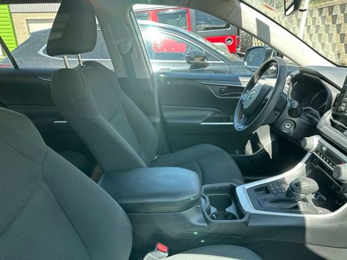 Used 2021 Toyota RAV4 LE w/ Carpet Mat Package (TMS) AWD/4WD image 7