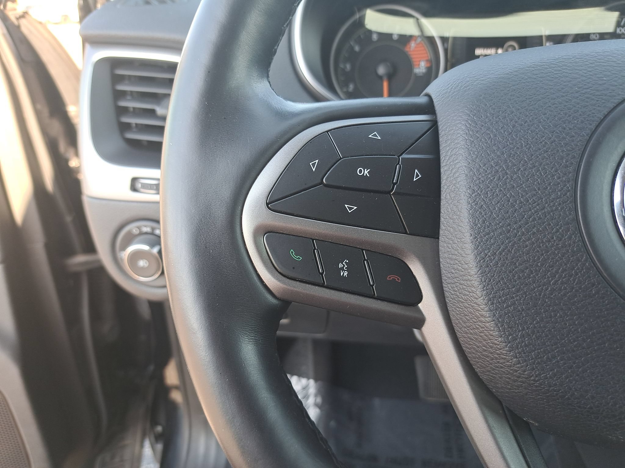 Used 2019 Jeep Cherokee Latitude Plus w/ Cold Weather Group AWD/4WD image 17
