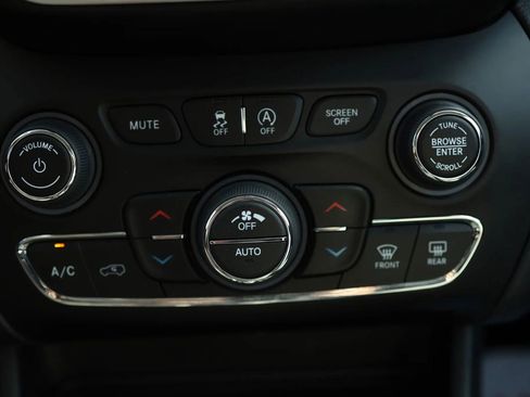 Used 2020 Jeep Cherokee Limited image 21