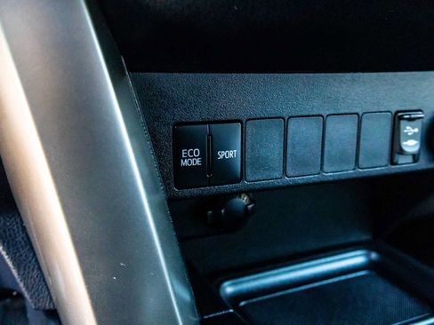 Used 2015 Toyota RAV4 LE FWD image 26