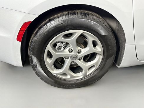 Used 2024 Chrysler Pacifica Limited image 31